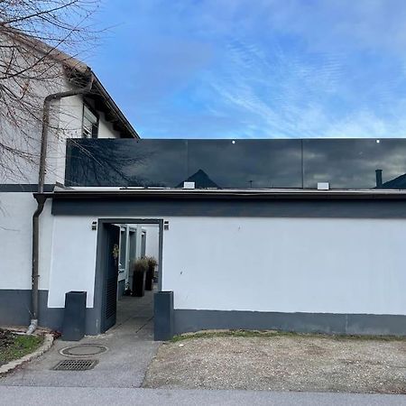 Villa Outlet Center House, Pool-Jacuzzi-Garden-Sundeck Parndorf Exterior foto