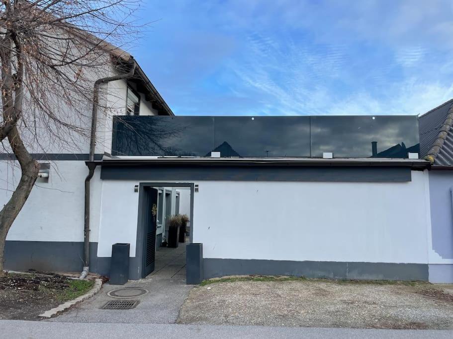 Villa Outlet Center House, Pool-Jacuzzi-Garden-Sundeck Parndorf Exterior foto